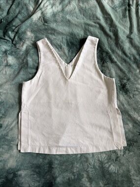 Aritzia Babaton White V-Neck Sleeveless Top - M